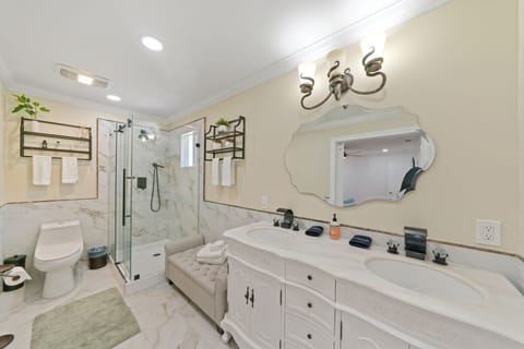 Luxury House | Bathroom | Combined shower/tub, free toiletries, hair dryer, towels