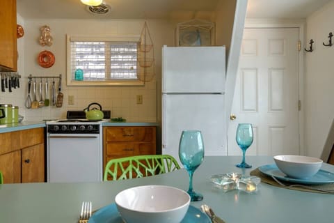 Kitchenette: Stove, refrigerator, well equipped