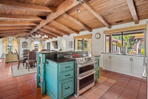 Full Size Stainless Steel Appliances