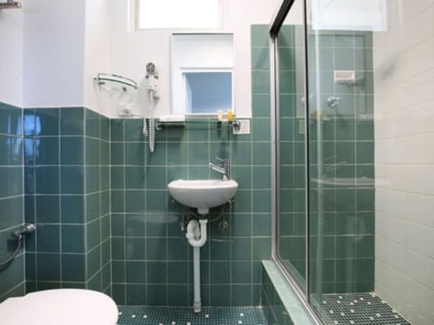 Park Harbour Triple | Bathroom | Shower, free toiletries, hair dryer, towels