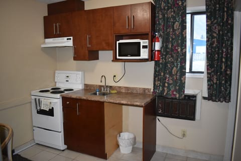 Standard Room, 1 Queen Bed, Kitchenette | Private kitchen | Fridge, microwave, oven, coffee/tea maker