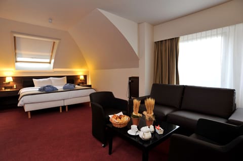 Junior Suite, 2 Twin Beds | Minibar, in-room safe, desk, laptop workspace