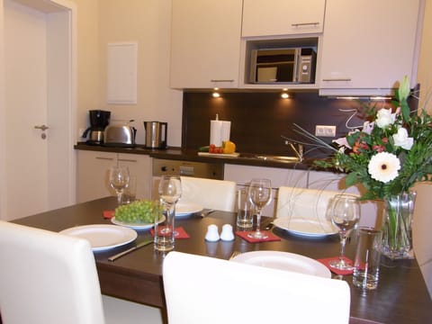 Studio | Private kitchen | Fridge, electric kettle, toaster, eco-friendly cleaning products