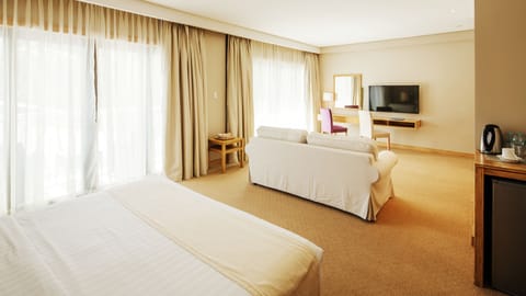 Junior Suite | Egyptian cotton sheets, pillowtop beds, minibar, in-room safe