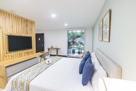 Deluxe Studio Suite, 1 King Bed, Accessible | Memory foam beds, minibar, in-room safe, desk