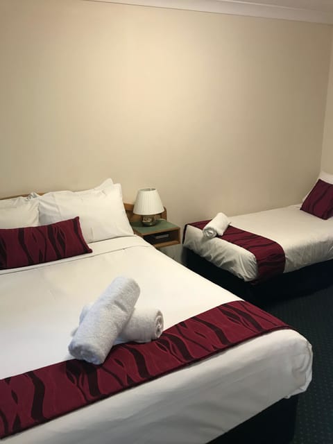 Room, Ensuite (Motel) | Desk, iron/ironing board, free WiFi