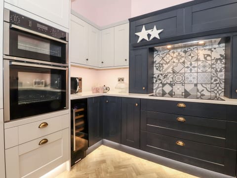 Cottage | Private kitchen | Fridge, dishwasher, electric kettle, toaster