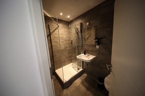 Deluxe Studio | Bathroom