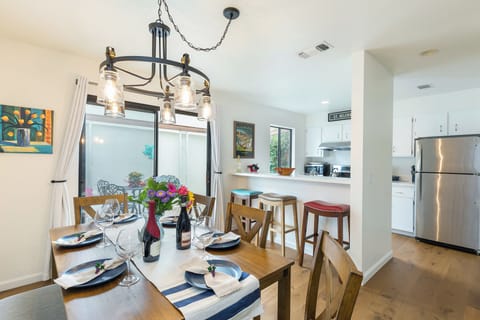 Spacious Dining area for 6