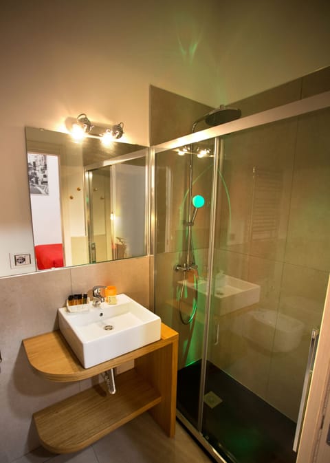 Standard Double Room | Bathroom shower