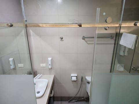 Shower, rainfall showerhead, free toiletries, bidet