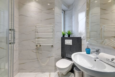 Premium Apartment, 3 Bedrooms | Bathroom | Soap, toilet paper