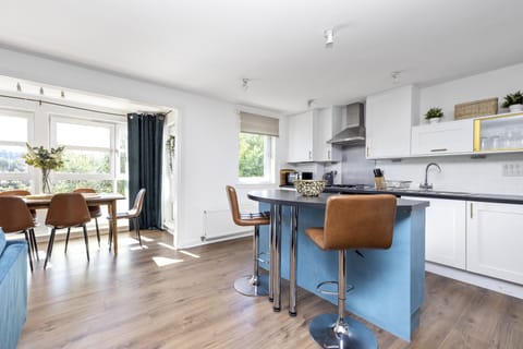 Apartment, 2 Bedrooms | Private kitchen | Fridge, microwave, oven, stovetop