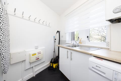 Apartment, 3 Bedrooms | Bathroom | Combined shower/tub, free toiletries, hair dryer, towels