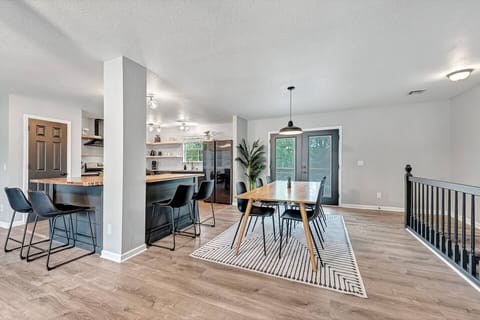 Kitchen / Dining Area