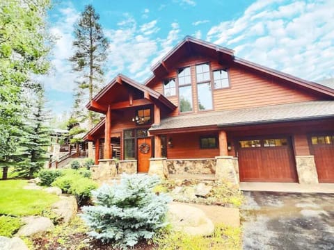 Twin Peaks Lodge — Premier executive retreat in Summit County—where refined finishes and effortless comfort come together for a truly elevated stay. 🏔️✨
