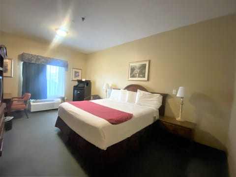 Suite, 1 King Bed, Accessible | In-room safe, desk, soundproofing, free WiFi