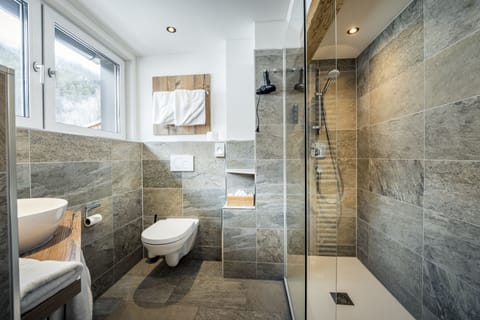 Comfort Triple Room, Private Bathroom | Down comforters, in-room safe, free WiFi, bed sheets