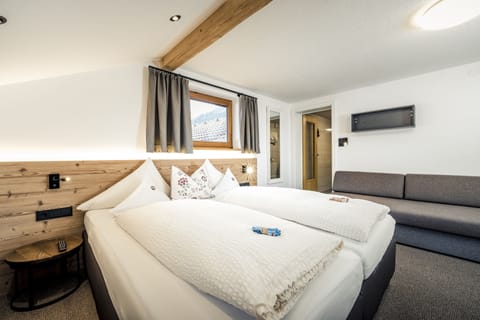 Comfort Triple Room, Private Bathroom | Down comforters, in-room safe, free WiFi, bed sheets