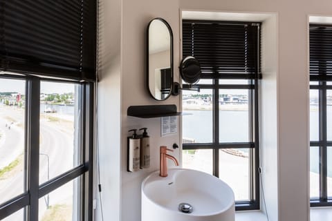 Penthouse 'Het Torentje' - no pets | Bathroom | Free toiletries, hair dryer, towels