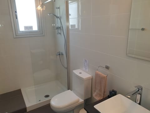 City Apartment | Bathroom | Shower, free toiletries, hair dryer, towels