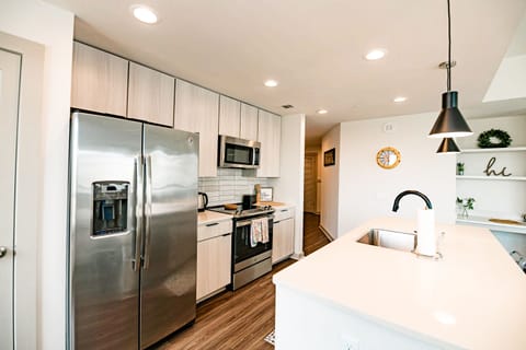 City Apartment | Private kitchen | Full-size fridge, microwave, oven, stovetop