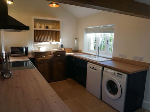 Cottage | Private kitchen | Fridge, dishwasher, electric kettle, toaster