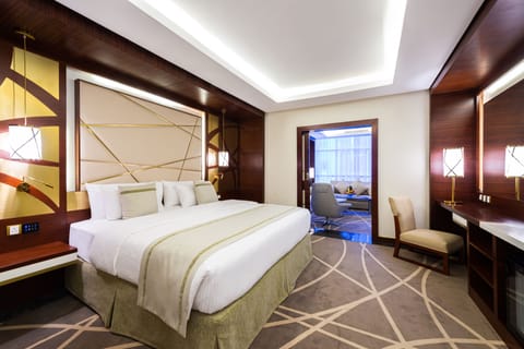 Royal Studio Suite | Premium bedding, down comforters, Select Comfort beds, in-room safe