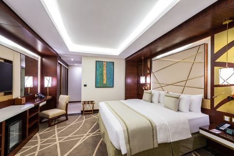 Royal Studio Suite | Premium bedding, down comforters, Select Comfort beds, in-room safe