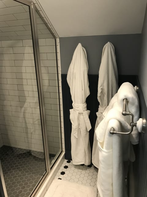 Marilyn Room | Bathroom | Free toiletries, hair dryer, bathrobes, towels
