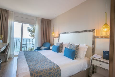 Superior Double Room, Balcony, Ocean View | Minibar, in-room safe, desk, blackout drapes