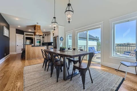 Dining table for large groups to enjoy with Vista Views included