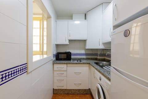 Traditional Apartment | Private kitchen | Full-size fridge, microwave, cookware/dishes/utensils