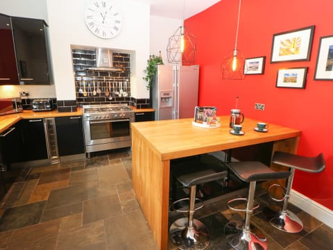 Cottage | Private kitchen | Fridge, dishwasher, electric kettle, toaster