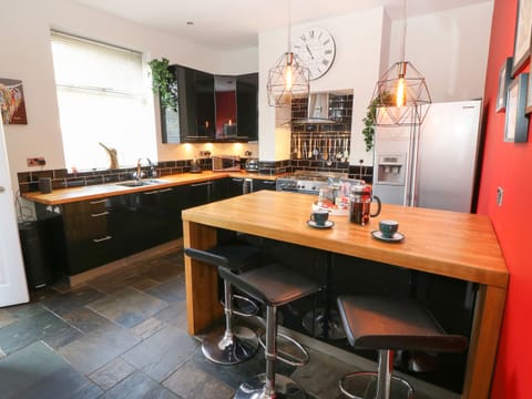 Cottage | Private kitchen | Fridge, dishwasher, electric kettle, toaster