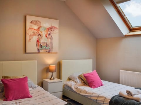 Twin bedroom | Airdside Cottage - Airds Farm, Crossmichael, near Castle Douglas