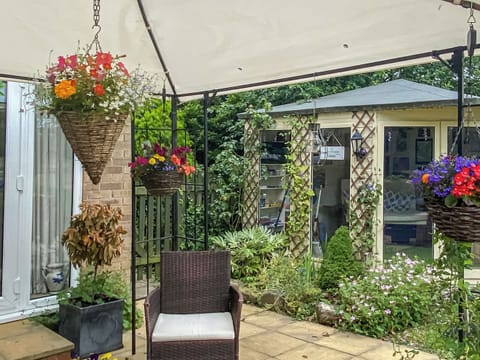 Sitting-out-area | Tanglemere, Broadway