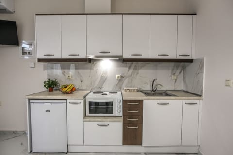 Family Apartment | Private kitchen | Mini-fridge, microwave, kitchen islands