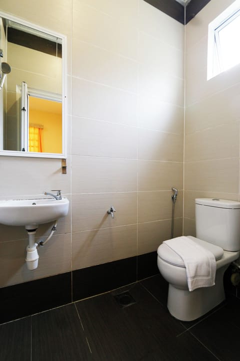 Family Room | Bathroom | Shower, free toiletries, hair dryer, bidet