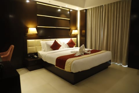 Deluxe Room, 1 King Bed, Non Smoking, City View | Egyptian cotton sheets, premium bedding, minibar, in-room safe