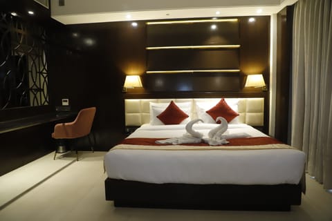 Premium Double Room, 1 King Bed, Non Smoking, City View | Egyptian cotton sheets, premium bedding, minibar, in-room safe