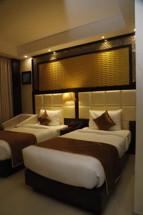 Superior Room, 1 King Bed, Non Smoking, City View | Egyptian cotton sheets, premium bedding, minibar, in-room safe