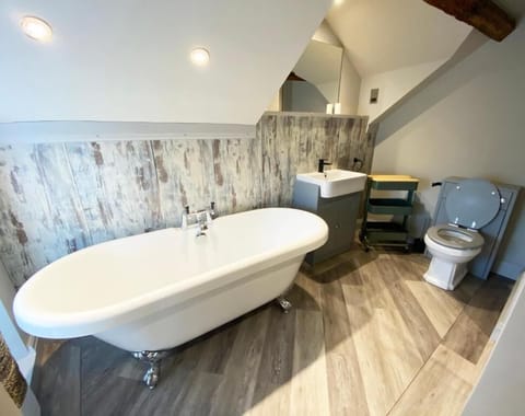 Executive Room | Bathroom | Separate tub and shower, deep soaking tub, rainfall showerhead