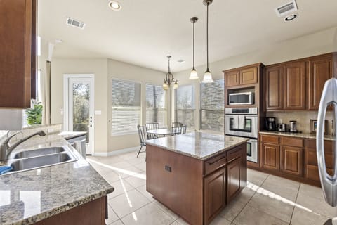 [Kitchen] Fully stocked & equipped