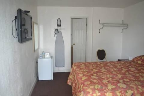 Basic Single Room, 1 Queen Bed | Iron/ironing board, free WiFi