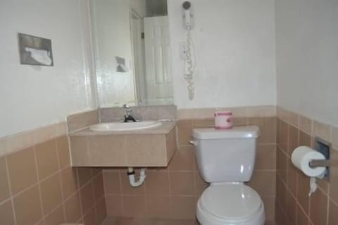 Basic Single Room | Bathroom | Combined shower/tub, hair dryer, towels
