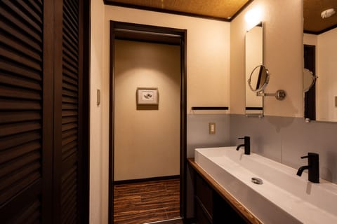 Deluxe House | Bathroom | Hair dryer, bidet, towels, soap