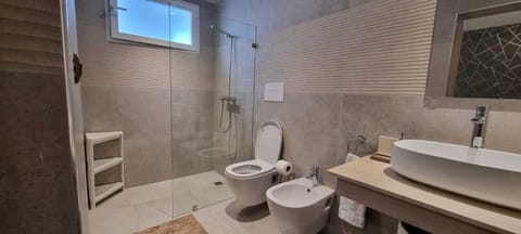 Comfort Apartment | Bathroom | Shower, rainfall showerhead, hair dryer, towels