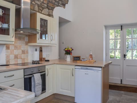 Kitchen | Ysgubor Blaenparc Barn - Blaenparc, Dihewyd<br />, near Aberaeron