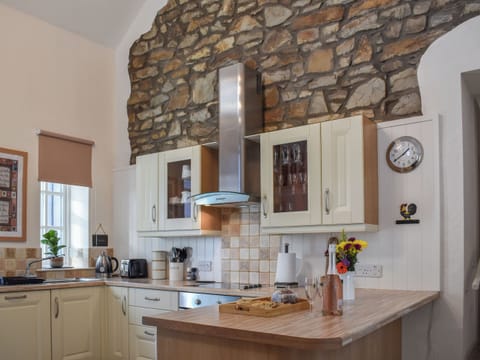 Kitchen | Ysgubor Blaenparc Barn - Blaenparc, Dihewyd<br />, near Aberaeron